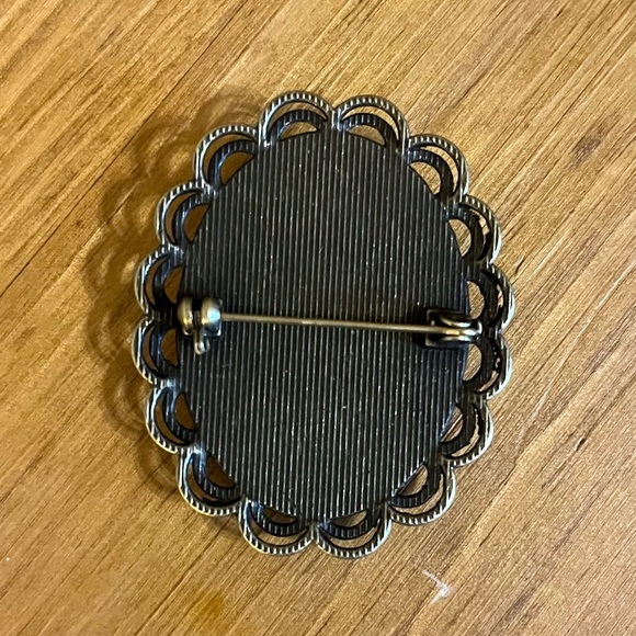 Iridescent Cameo brooch on a bronze background with double half ovals 1 3/4” - Picture 8 of 9